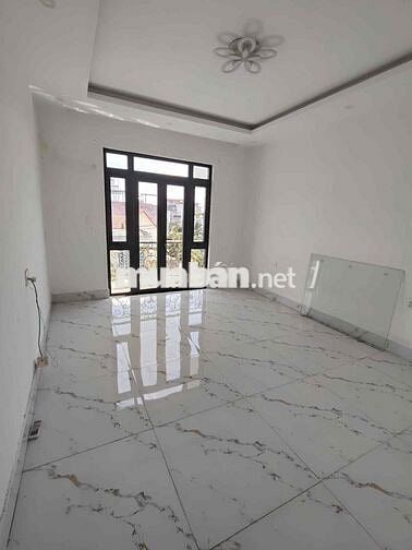 CHO THUÊ NHÀ SÁT QL13 ĐỐI DIỆN VẠN PHÚC CITI, SÂN ĐẬU OTO TRONG NHÀ