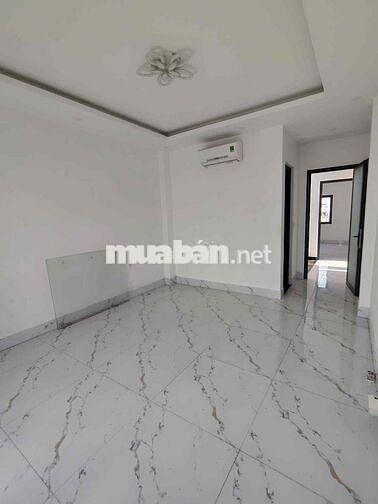 CHO THUÊ NHÀ SÁT QL13 ĐỐI DIỆN VẠN PHÚC CITI, SÂN ĐẬU OTO TRONG NHÀ