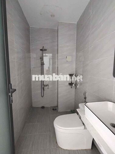 CHO THUÊ NHÀ SÁT QL13 ĐỐI DIỆN VẠN PHÚC CITI, SÂN ĐẬU OTO TRONG NHÀ