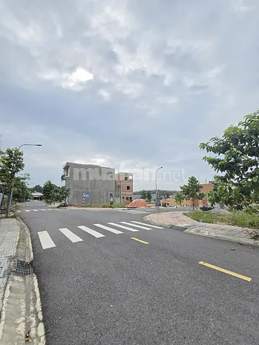 Tôi cần bán lô đất đẹp gần công viên trong khu nhà ở Thăng Long house