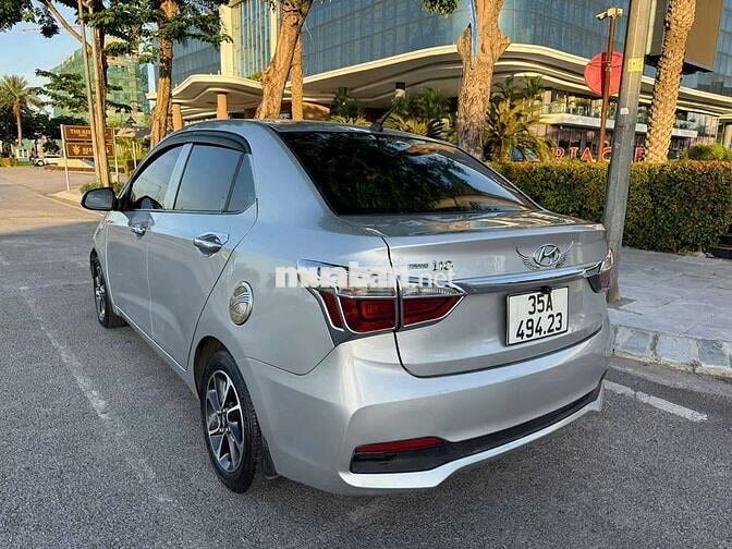 Hyundai i10 Số sàn Bạc