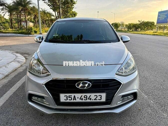 Hyundai i10 Số sàn Bạc