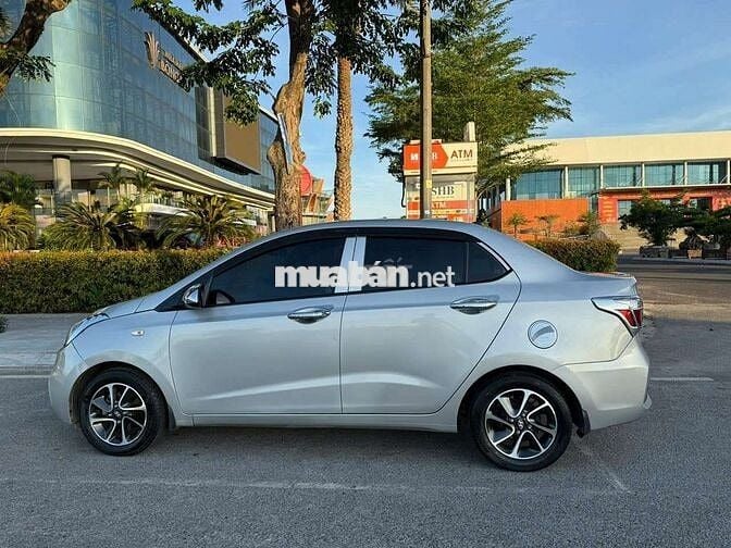 Hyundai i10 Số sàn Bạc