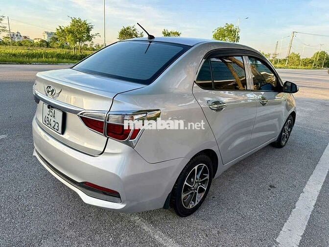 Hyundai i10 Số sàn Bạc
