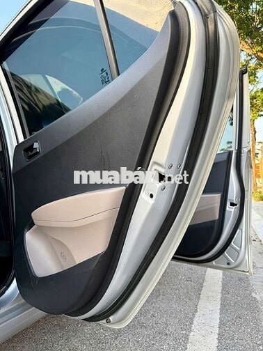 Hyundai i10 Số sàn Bạc