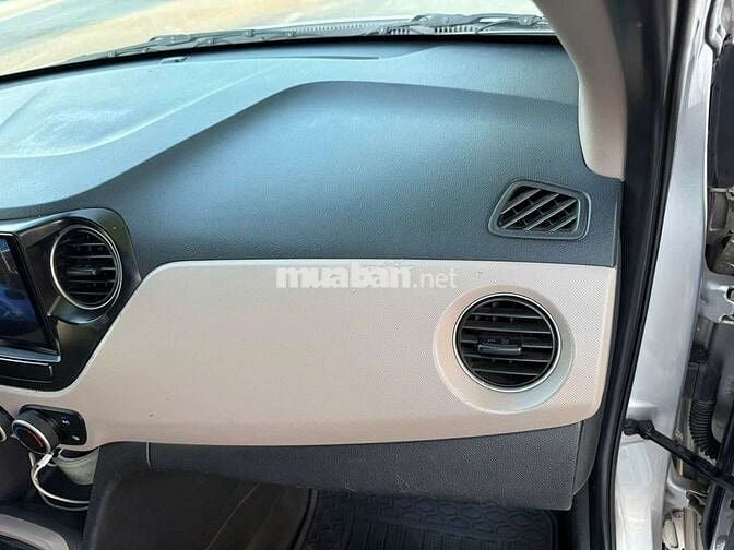 Hyundai i10 Số sàn Bạc