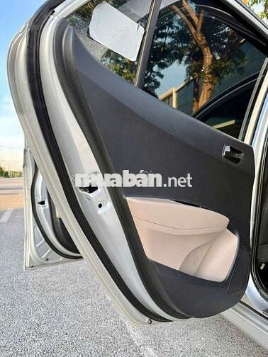 Hyundai i10 Số sàn Bạc