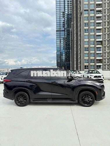 Toyota Innova Cross 2.0V 2025 Đen Ghế da