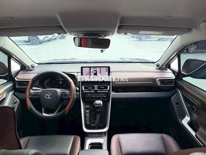 Toyota Innova Cross 2.0V 2025 Đen Ghế da