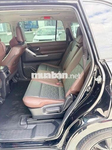Toyota Innova Cross 2.0V 2025 Đen Ghế da