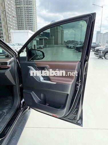 Toyota Innova Cross 2.0V 2025 Đen Ghế da