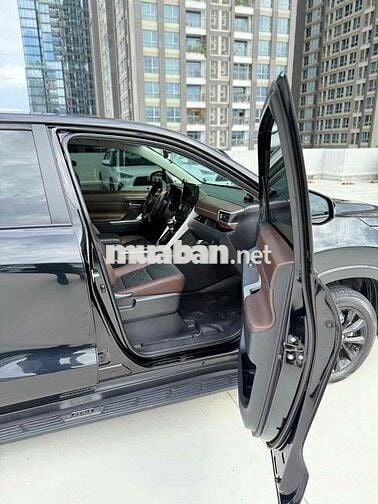 Toyota Innova Cross 2.0V 2025 Đen Ghế da