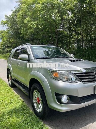 Toyota Fortuner 7 chỗ số sàn màu Bạc