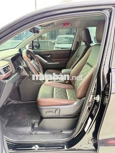 Toyota Innova Cross 2.0V 2025 Đen Ghế da