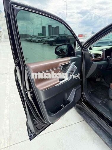 Toyota Innova Cross 2.0V 2025 Đen Ghế da
