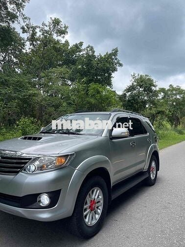 Toyota Fortuner 7 chỗ số sàn màu Bạc