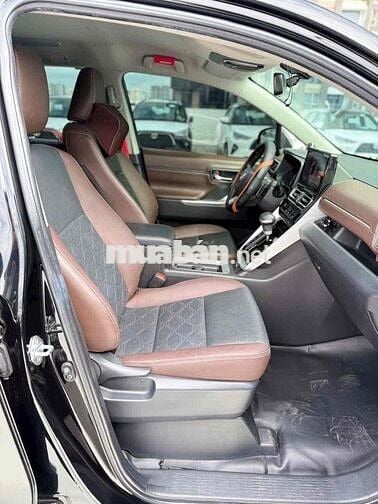 Toyota Innova Cross 2.0V 2025 Đen Ghế da