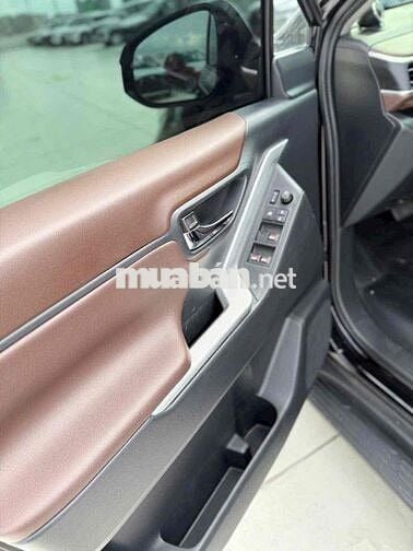 Toyota Innova Cross 2.0V 2025 Đen Ghế da