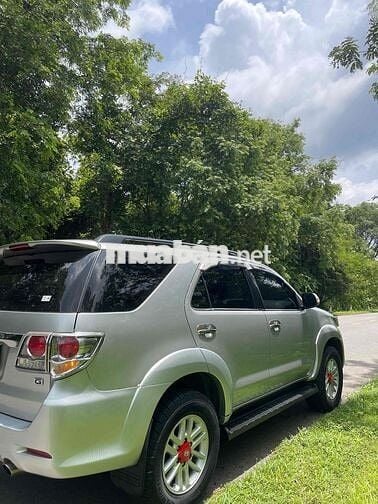 Toyota Fortuner 7 chỗ số sàn màu Bạc
