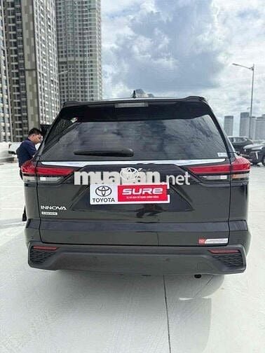 Toyota Innova Cross 2.0V 2025 Đen Ghế da