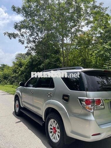 Toyota Fortuner 7 chỗ số sàn màu Bạc