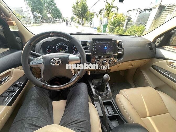 Toyota Fortuner 7 chỗ số sàn màu Bạc