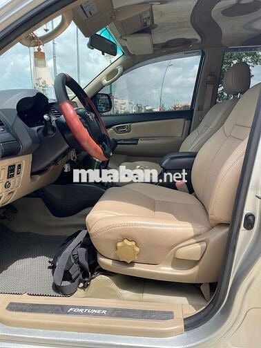 Toyota Fortuner 7 chỗ số sàn màu Bạc