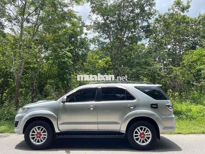 Toyota Fortuner 7 chỗ số sàn màu Bạc