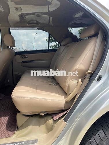 Toyota Fortuner 7 chỗ số sàn màu Bạc