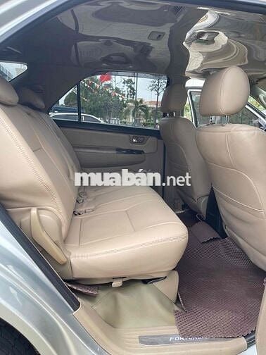 Toyota Fortuner 7 chỗ số sàn màu Bạc
