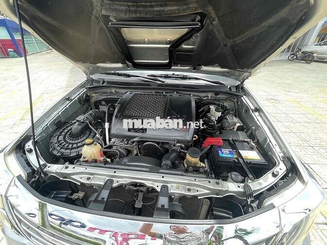 Toyota Fortuner 7 chỗ số sàn màu Bạc