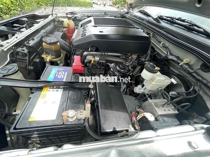 Toyota Fortuner 7 chỗ số sàn màu Bạc