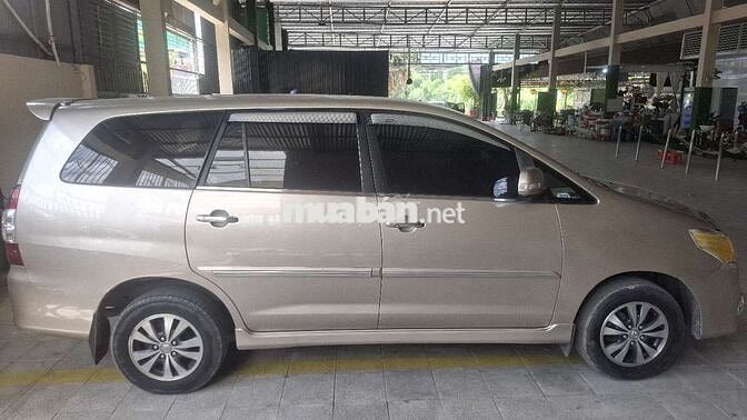 Toyota Innova Vàng cát Số sàn 186.435 km
