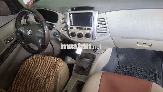 Toyota Innova Vàng cát Số sàn 186.435 km