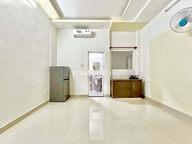 Phòng cửa sổ giếng trời (cửa chớp) mát rượi - thích hợp 2-3 người ở