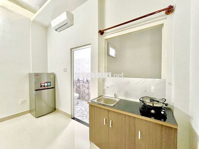 Phòng cửa sổ giếng trời (cửa chớp) mát rượi - thích hợp 2-3 người ở