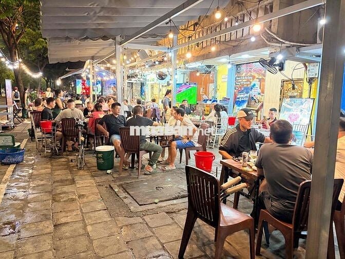 Cần tuyển nhân viên bưng món