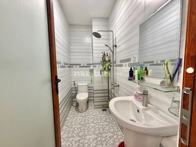 Bán nhà bên sông Phạm Văn Đồng giáp Bình Thạnh, 73m2, 3 tầng 4PN, 9 tỷ