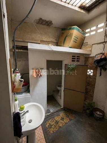 Chính chủ bán nhà cũ tiện xây mới hẻm 4m Võ Văn Kiệt Q.1 - 3,8m x 10m