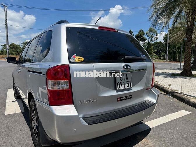 Kia Carnival 2010 Tự động Bạc
