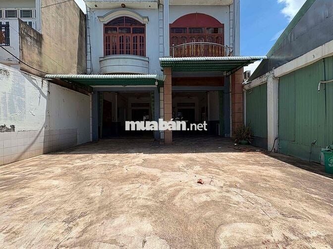 nhà trống mặt bằng cần cho thuê