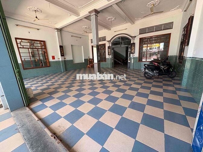 nhà trống mặt bằng cần cho thuê