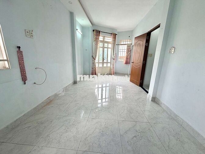 Nhà mới sát Emart PVT -  Hẻm 1/ xe hơi đậu cửa- 3 tầng Ngang 4M 42M2 