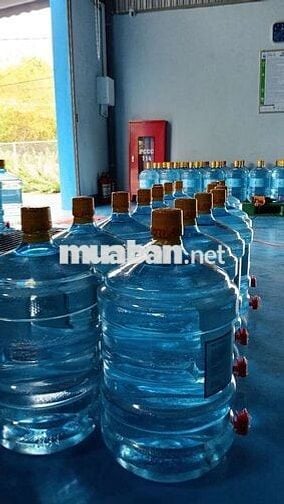 công nhân sản xuất nước uống đóng chai 