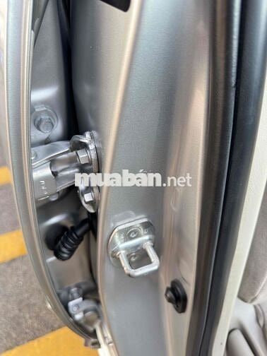 Toyota Innova 2.0E 2016 Số Sàn Bạc