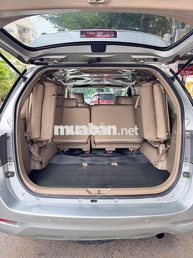Toyota Fortuner 7 chỗ màu Bạc