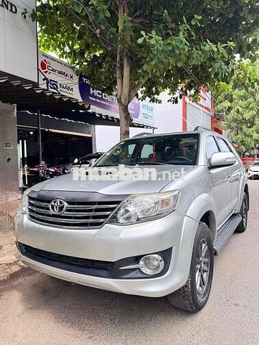 Toyota Fortuner 7 chỗ màu Bạc