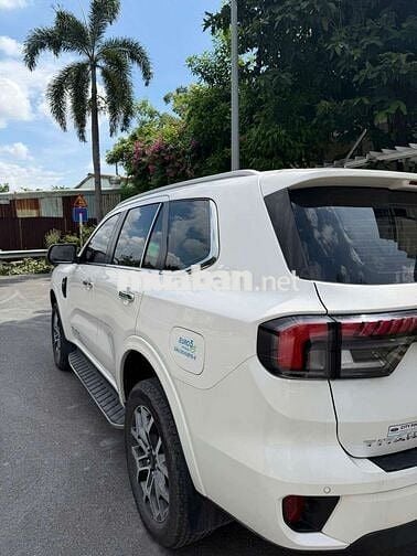 Ford Everest Titanium 2023 Trắng 7 chỗ