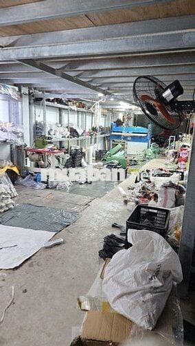 nữ Live tream bán dép