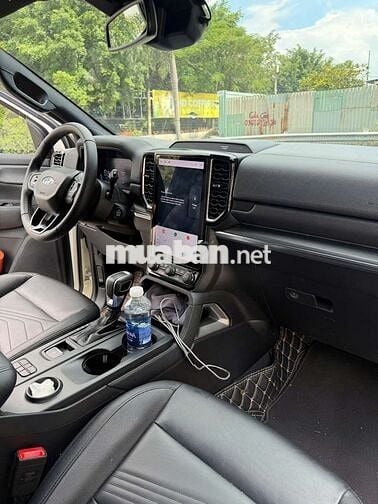 Ford Everest Titanium 2023 Trắng 7 chỗ